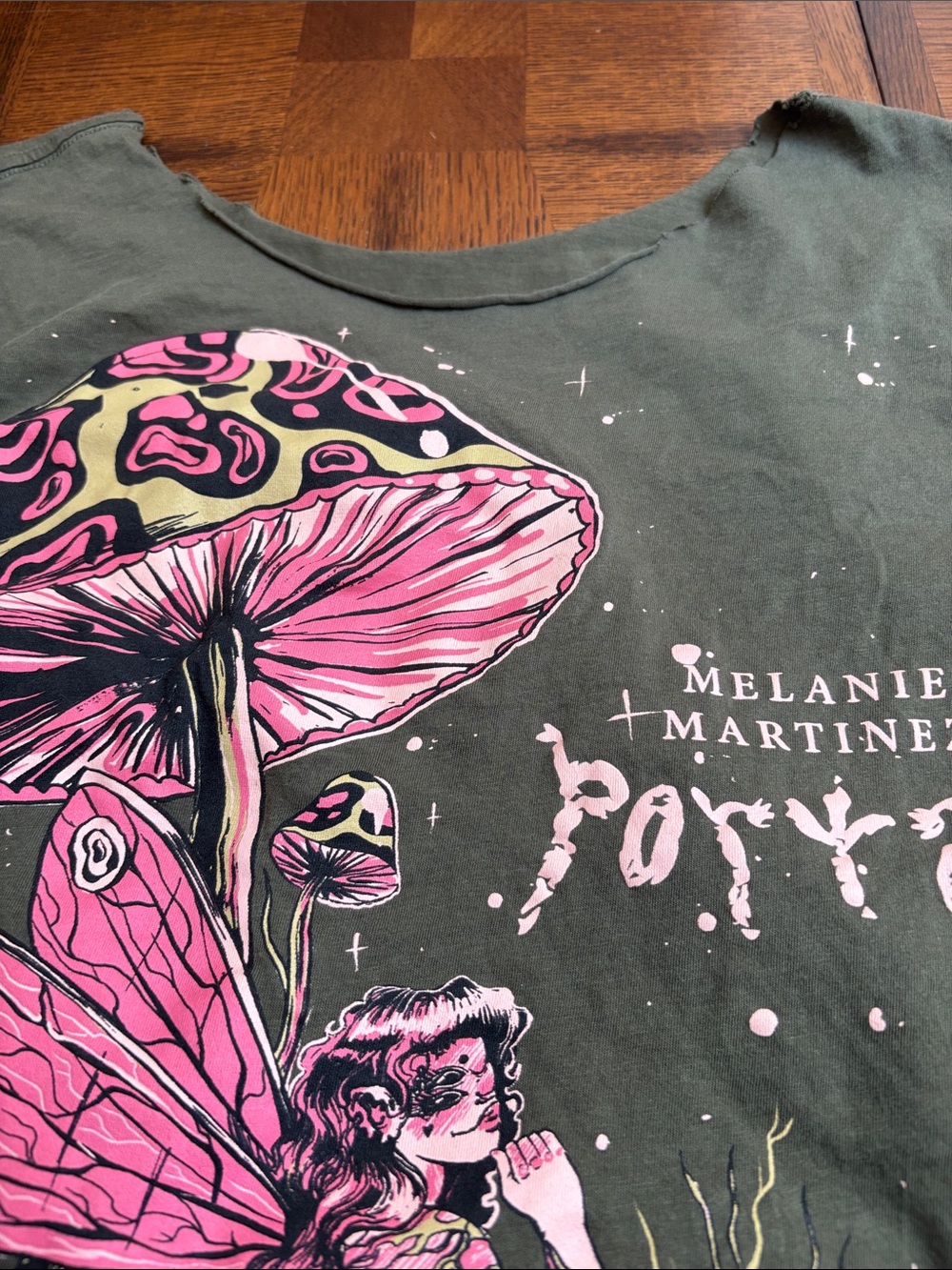 Melanie Martinez t-shirt ,graphic of a fairy seated under a large, pink mushroom - Picture 4 of 6